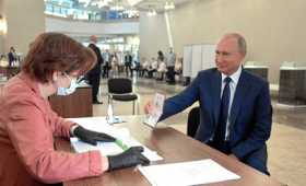 Foto | EFE | LA PATRIA Putin, que votó en su lugar habitual, la sede de la Academia de Ciencias en la Avenida Lenin, afirmó que 