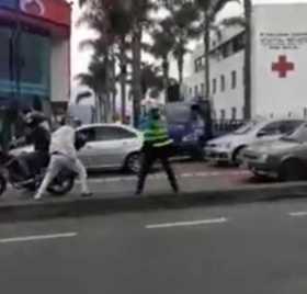 Guardas y motociclistas se enfrentaron en la Avenida Santander 