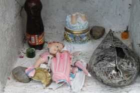La imagen del Divino Niño en la vereda San Pablo de Pensilvania quedó destruida. Al lado de los pedazos se encontró una piedra c