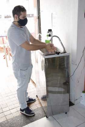 Carlos Eduardo Vásquez utiliza el lavamanos portátil. Es desarmable para llevar a cualquier parte. 