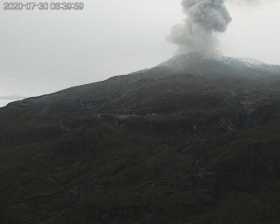 Registran pequeña emisión de ceniza en el Volcán Nevado del Ruiz