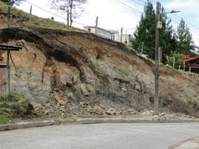 Grietas que ha mostrado el talud desde que movieron la tierra cercana al cementerio.