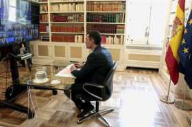 Primer Ministro español, Pedro Sánchez, asistiendo a una reunión de videoconferencia con miembros de la Unión Europea (UE). 