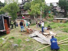 Desalojan a tres familias del sector La Escombrera, en el barrio El Nevado, por ocupación ilegal