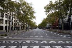 Vista de la Gran Vía de Barcelona vacía durante el estado de alarma por pandemia de coronavirus.