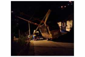 Camión tumbó aviso de señalización de altura en el puente Olivares 