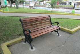 Mano a las bancas del parque La Candelaria en Riosucio