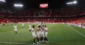 Jugadores de Sevilla celebran el primer gol de su equipo.