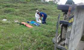 Vehículo rodó por una ladera de Anserma 
