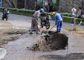 Este es el daño en la Avenida Paralela. Obreros de Aguas de Manizales trabajan para repararlo. 