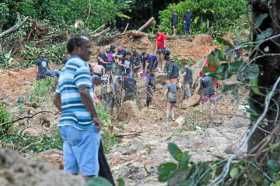 Habitantes y autoridades trabajan en la búsqueda y rescate de víctimas tras un deslizamiento en el Morro do Macaco Molhado, en G