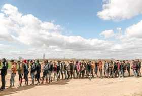 Foto | Efe | LA PATRIA Varios refugiados sirios hacen cola para recibir alimentos y agua en la localidad fronteriza de Pazarkule