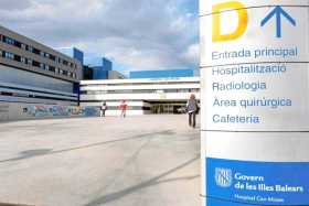 Vista de la entrada del Hospital de Can Misses en Ibiza, después de que la Conselleria de Salud informó del primer caso de coron