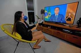 El presidente de Brasil, Jair Bolsonaro, califica a la covid-19 de "gripecita" y critica el confinamiento.
