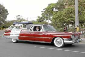 Foto | EFE | LA PATRIA Un coche fúnebre con un ataúd expuesto recorre las calles de Medellín para pedir a los ciudadanos de "man