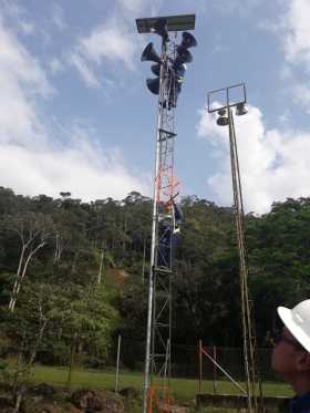 Momento en que los técnicos de la firma JPT instalaban partes del Sistema de Alertas Tempranas (SAT) en el corregimiento Pueblo 