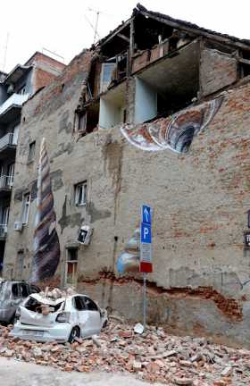 Vista de un edificio dañado después de un terremoto de 5,3 grados de magnitud que golpeó cerca de Zagreb, Croacia.