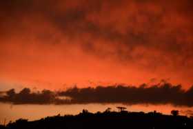 Ver el atardecer y fotografiarlo es un plan que las personas extrañan hacer mientras están en cuarentena. La foto muestra una ta