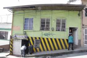 Casa en la carrera 25 con calle 19, de Manizales, con orden de evacuación por mal estado de la estructura. Parte del alero amena