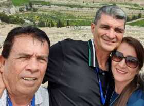 De izquierda a derecha, los chinchinenses Jairo Arango y su hija Mónica; el esposo de ella, Jorge Valencia.