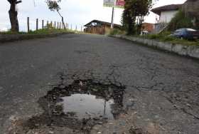 Los huecos en el asfalto de la Avenida Arango Zea, de Anserma, son tan profundos que el agua se acumula cuando llueve.