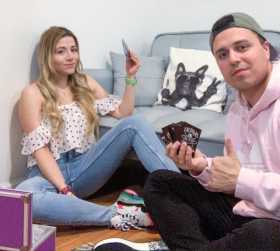 Mónica y Michael durante un juego de cartas en su hogar. 