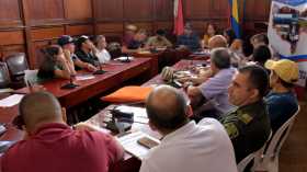 Salamina prohíbe la entrada a turistas de ocho países