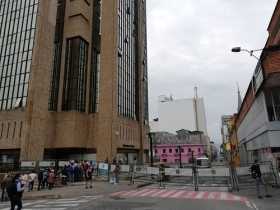 Esta mañana se vieron fila afuera de la Alcaldía, aunque la orden de las autoridades es evitar salir de la casa.