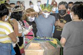 El cacique Messías Kokama, de 53 años y principal líder indígena de Manaos, murió víctima del coronavirus. Su comunidad lo despi