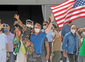 Foto | EFE | LA PATRIA El presidente brasileño, Jair Bolsonaro, saluda en una manifestación de apoyo ayer en la entrada del Pala