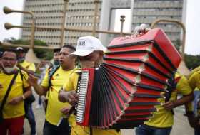 Mariachis y vallenatos se van con su música a otra parte