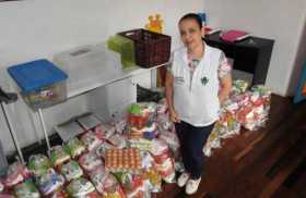 Niña María llega con los paquetes nutricionales