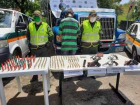 Su caja de herramientas eran cinco armas de fuego