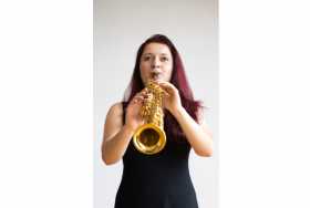Wendy, de Manzanares, es primera en concurso virtual de saxofón