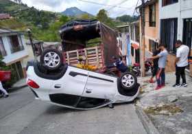 Vehículo se volcó en vía de Villamaría