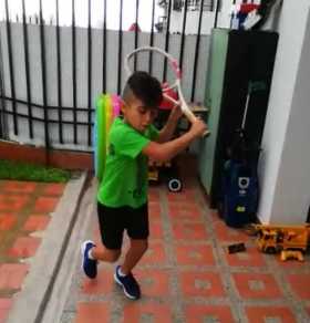 Cualquier espacio en la casa es apto para entrenar. En la foto, Andrés Felipe Quevedo, categoría 10-12 años.