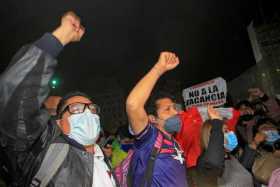 Manifestantes marchan al Congreso contra asunción del nuevo presidente de Perú