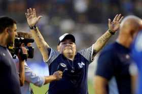 Fotografía de archivo fechada el 29 de febrero de 2020 que muestra al entrenador de Gimnasia y Esgrima, Diego Armando Maradona, 