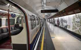Vista de un andén vacío en la estación de metro de Charing Cross, en Londres. Un nuevo confinamiento entró en vigor en Inglaterr