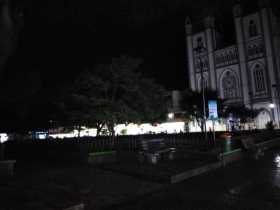 Parque de Bolívar de Chinchiná de noche. 