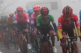 Primoz Roglic (rojo) y Richard Carapaz (verde), campeón y subcampeón de la Vuelta a España. 