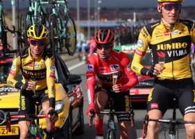 El esloveno Primoz Roglic (Jumbo Visma), primer clasificado, y sus compañeros de equipo celebra su triunfo en la ronda española 