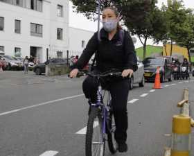 El uso de la bicicleta ayuda en el distanciamiento social. 