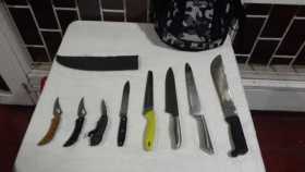 Los cuchillos que les decomisaron a los menores el pasado miércoles en la tarde.