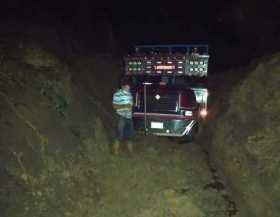 Bus escalera resultó atrapado en un derrumbe en Pácora