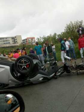 Dos lesionados en volcamiento de un carro en la Avenida Colón