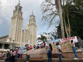 Ciudadanos de La Merced salieron en la tarde del lunes para manifestarse contra la detención del alcalde, su esposa y dos person
