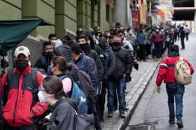 Ciudadanos bolivianos hacen fila para sacar pasaporte por si hay conflictos postelectorales en La Paz (Bolivia). Los bolivianos 
