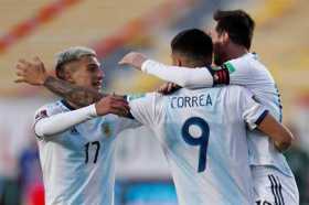 El jugador Joaquín Correa (i) de Argentina celebra un gol con Lionel Messi (d) y Nicolás Domínguez 