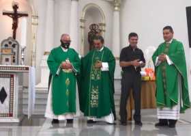 José León Galeano, diácono permanente; padre Jorge Iván Restrepo Santacoloma; Luis Alberto Medina Rendón, sacristán saliente de 